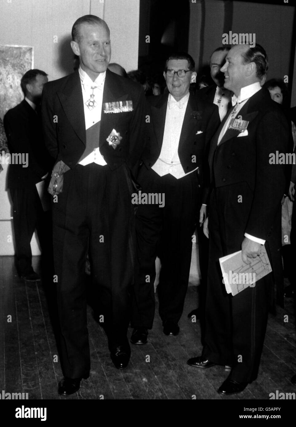 Il Duca di Edimburgo (a sinistra) è visto in un gruppo sorridente, tra cui il suo amico ed ex segretario privato, il Lieutenente-comandante Michael Parker (a destra), mentre ha girato la Tate Gallery di Londra, per una mostra retrospettiva di opere di Pablo Picasso. Foto Stock