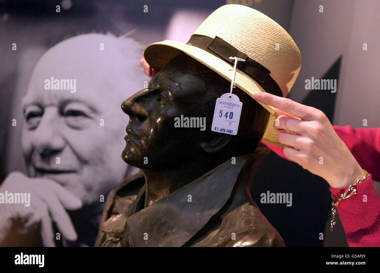 Il cappello di panama di Sir John Gielgud è esposto su un busto di bronzo dell'attore come Hamlet nel 1937. Entrambi fanno parte di una raccolta di oggetti personali che deve essere messo all'asta per carità a Sotheby's, quando i contenuti della sua casa sono messi in su per l'asta. * l'asta della sua collezione di arte, mobili, argento e libri si svolgerà il 05/04/01 su istruzione dei suoi esecutori di volontà. Sir John, considerato uno dei grandi attori, morì nel maggio 2000 all'età di 96 anni. Foto Stock