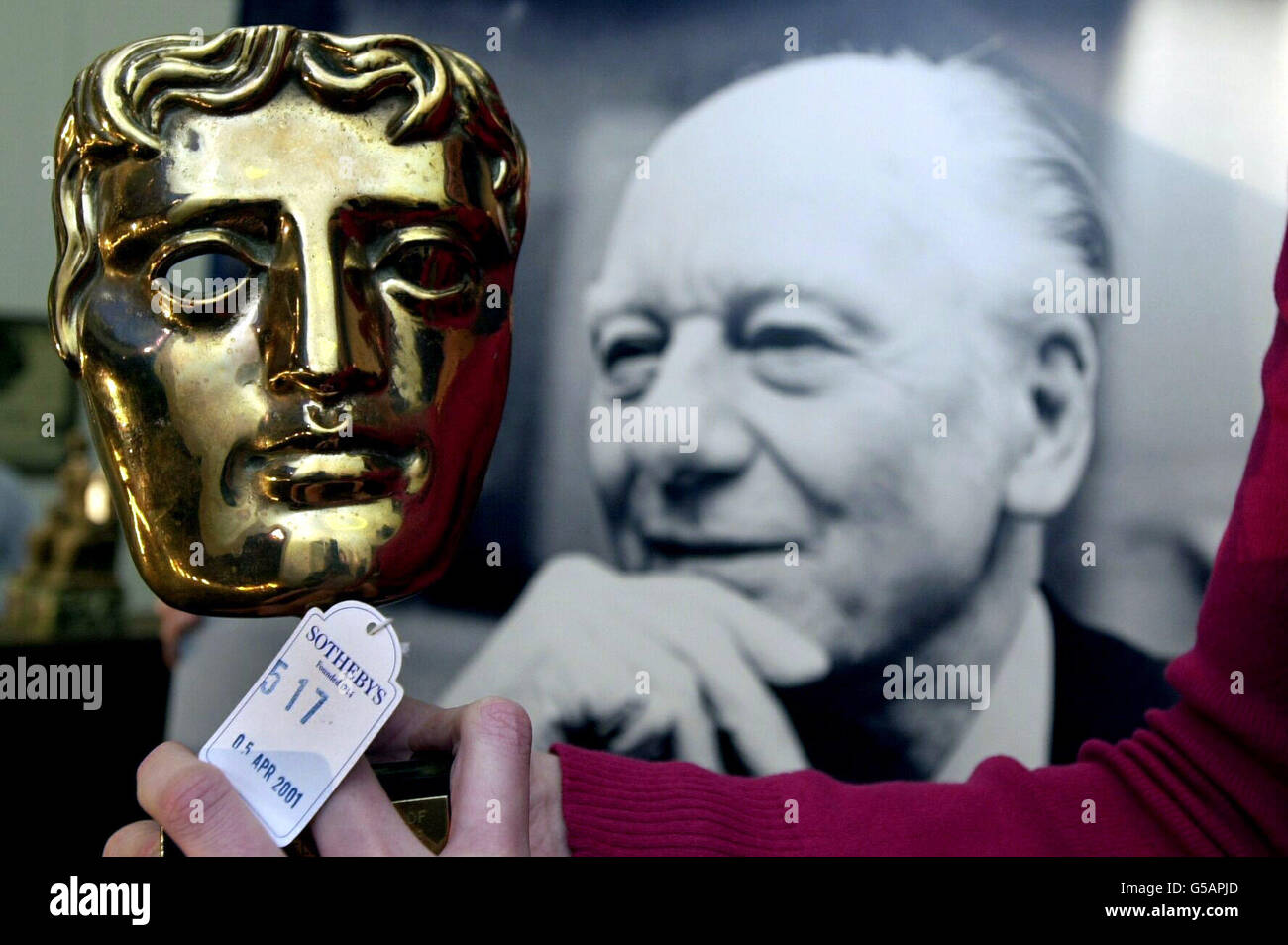 Il premio BAFTA Fellowship Award 1992 di Sir John Gielgud, che fa parte di una raccolta di articoli personali da mettere all'asta per beneficenza presso Sotheby's, quando i contenuti della sua casa sono messi all'asta 05/04/01. * l'asta della sua collezione di arte, mobili, argento e libri si svolgerà il 05/04/01 su istruzione dei suoi esecutori di volontà. Sir John, considerato uno dei grandi attori, morì nel maggio 2000 all'età di 96 anni. Foto Stock