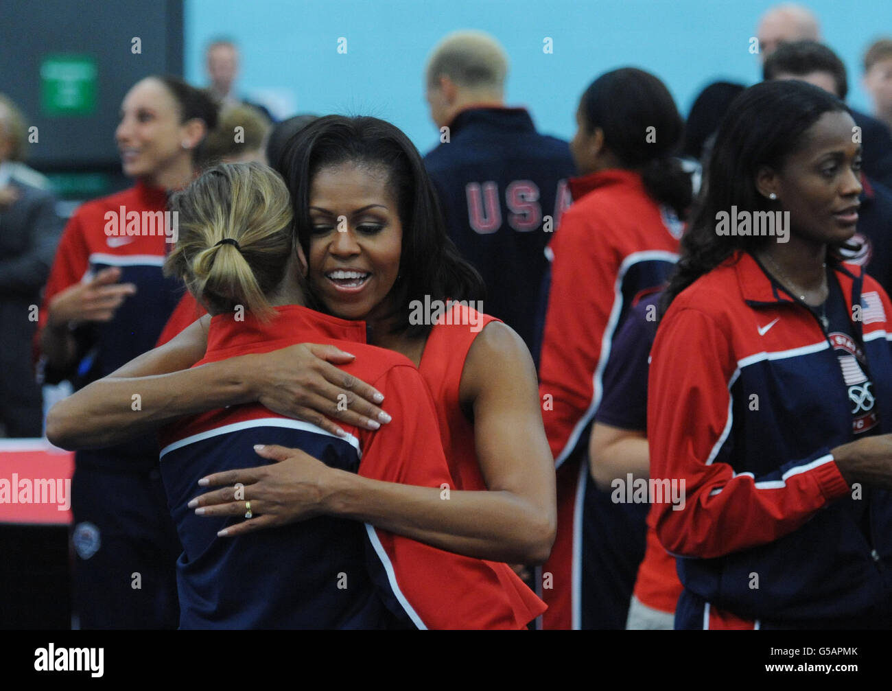 LA First Lady Michelle Obama INCONTRA oggi gli atleti americani alla loro base olimpica a Londra. Foto Stock