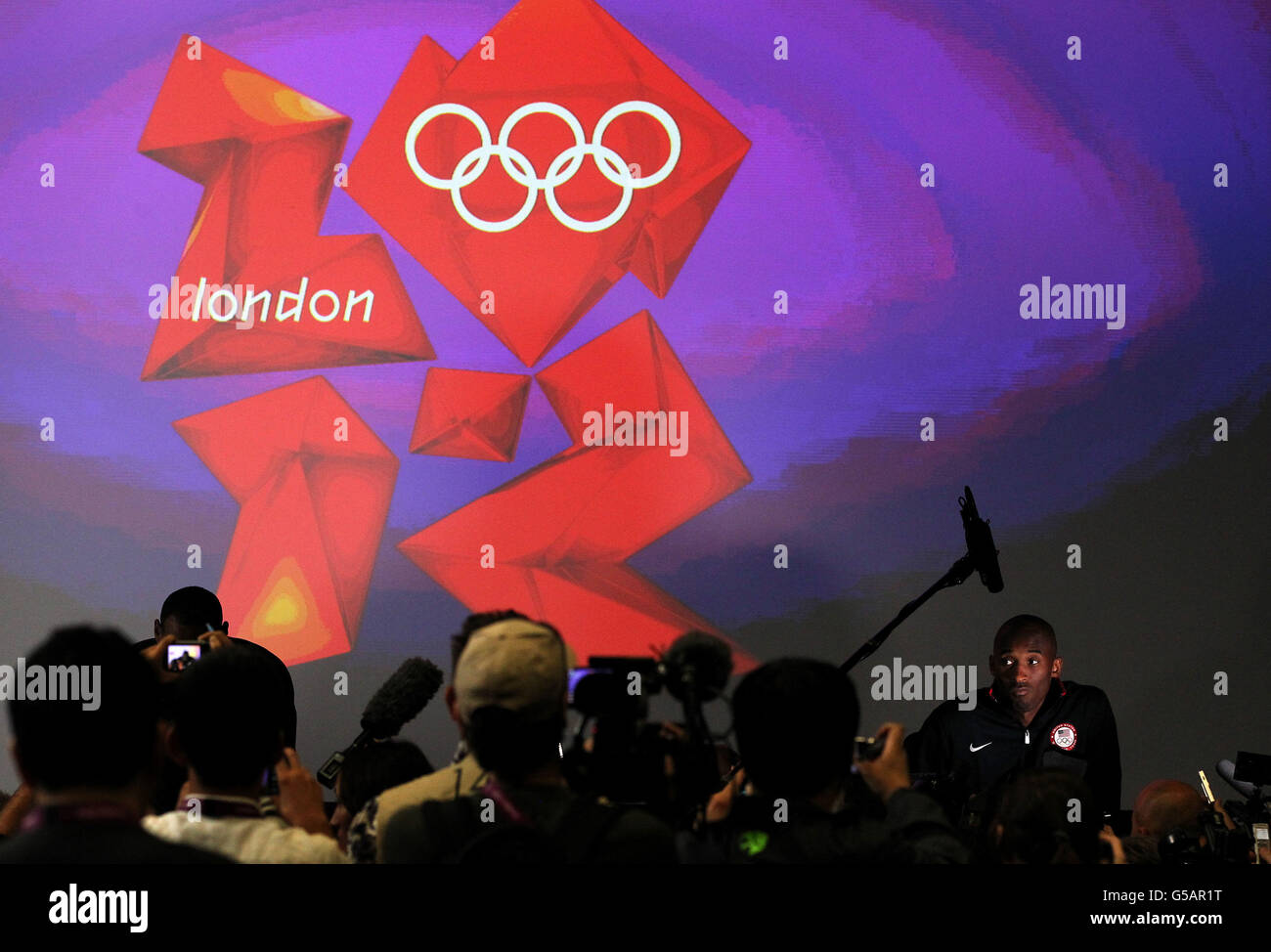 USA Basketball's Kobe Bryant durante la conferenza stampa presso il Main Press Center nel Parco Olimpico di Londra. Foto Stock