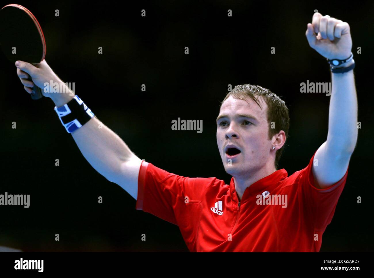 Paul Drinkhall, il giocatore di Ping-pong della Gran Bretagna, celebra la sua vittoria su Zi Yang di Singapore. Foto Stock
