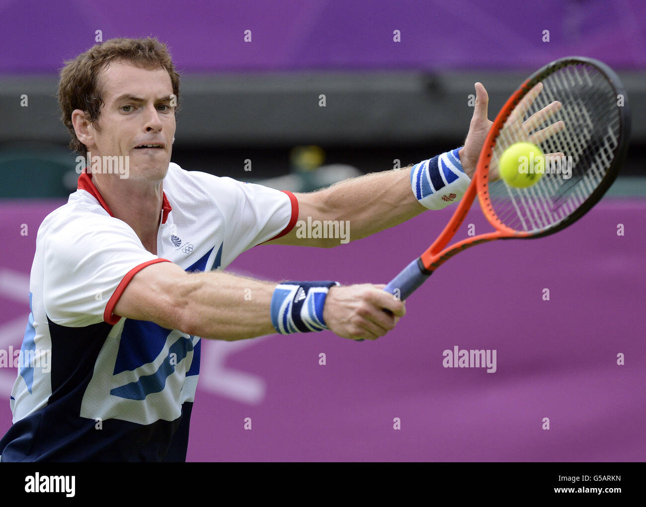 Giochi Olimpici di Londra - 2° giorno. Andy Murray della Gran Bretagna in azione durante la sua prima partita a round in The Men's Singles presso l'Olympic Tennis Venue di Wimbledon. Foto Stock