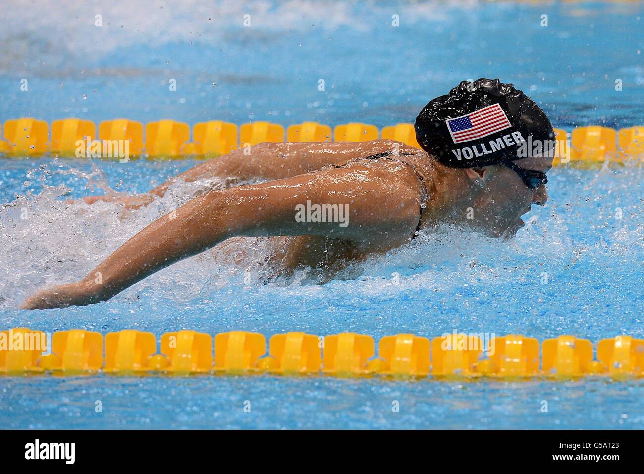 Dana Vollmer degli Stati Uniti è sulla strada per vincere l'oro e stabilire un nuovo record mondiale nella finale delle Farfalle da 100m delle donne presso l'Aquatics Center di Londra, il secondo giorno delle Olimpiadi di Londra del 2012. Foto Stock