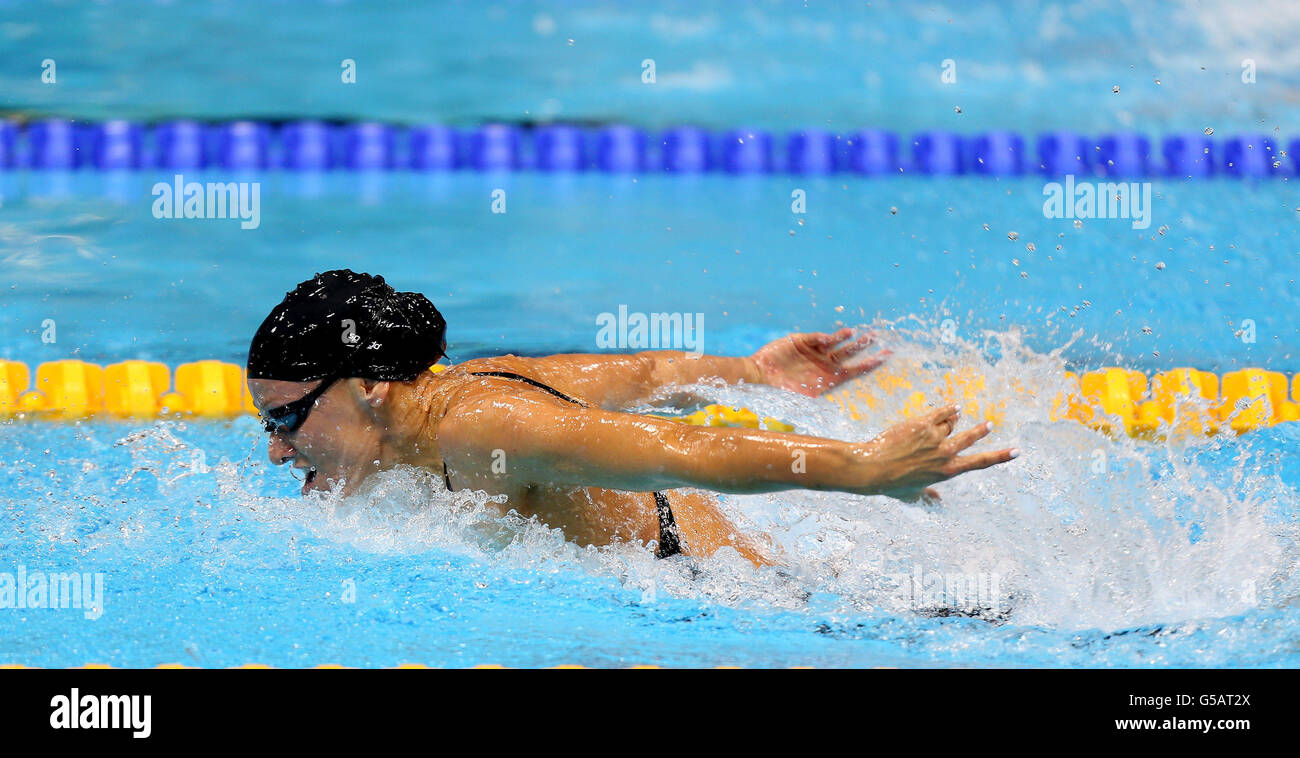 Dana Vollmer degli Stati Uniti è sulla strada per vincere l'oro e stabilire un nuovo record mondiale nella finale delle Farfalle da 100m delle donne presso l'Aquatics Center di Londra, il secondo giorno delle Olimpiadi di Londra del 2012. Foto Stock