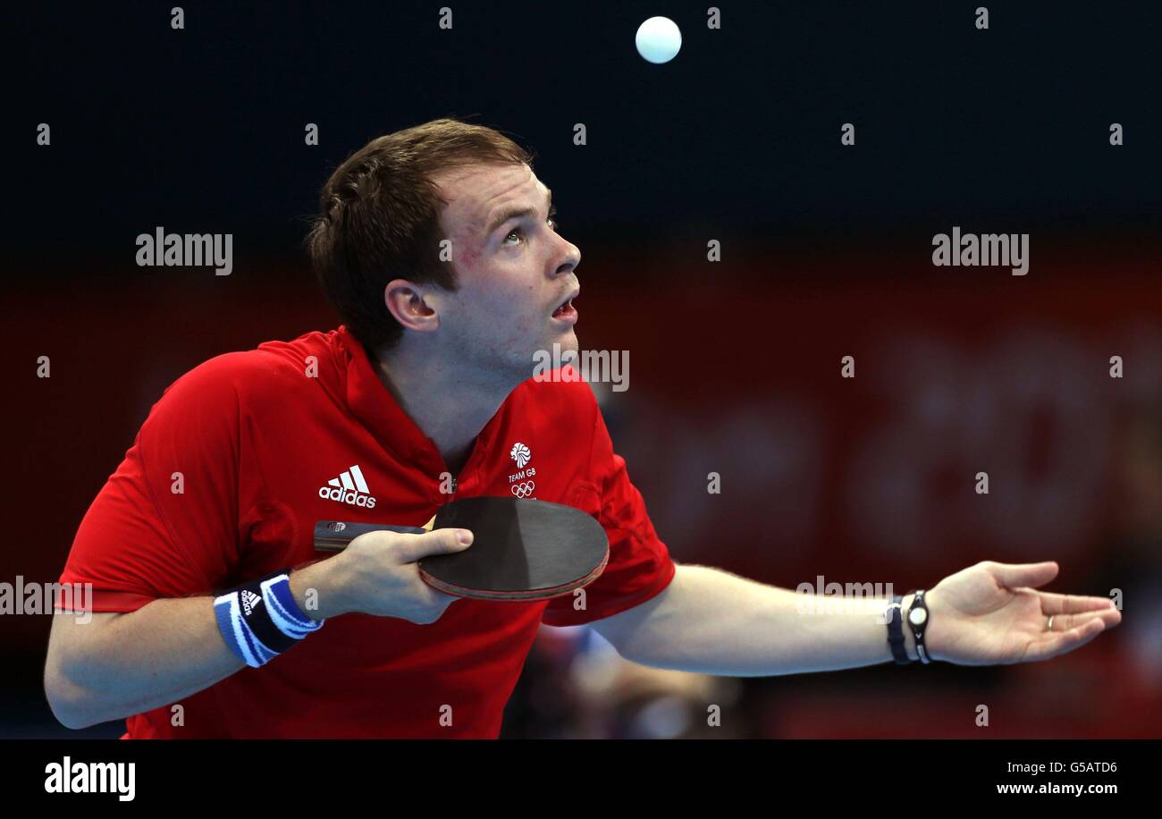 Giochi Olimpici di Londra - 2° giorno. Paul Drinkhall, giocatore di ping pong della Gran Bretagna, celebra la sua vittoria sullo Zi Yang di Singapore Foto Stock