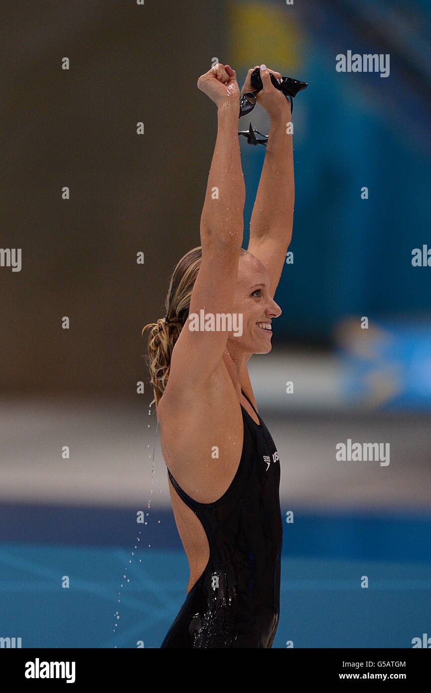 USA's Dana Vollmer celebra la vittoria della finale delle farfalle da 100 m femminili Foto Stock