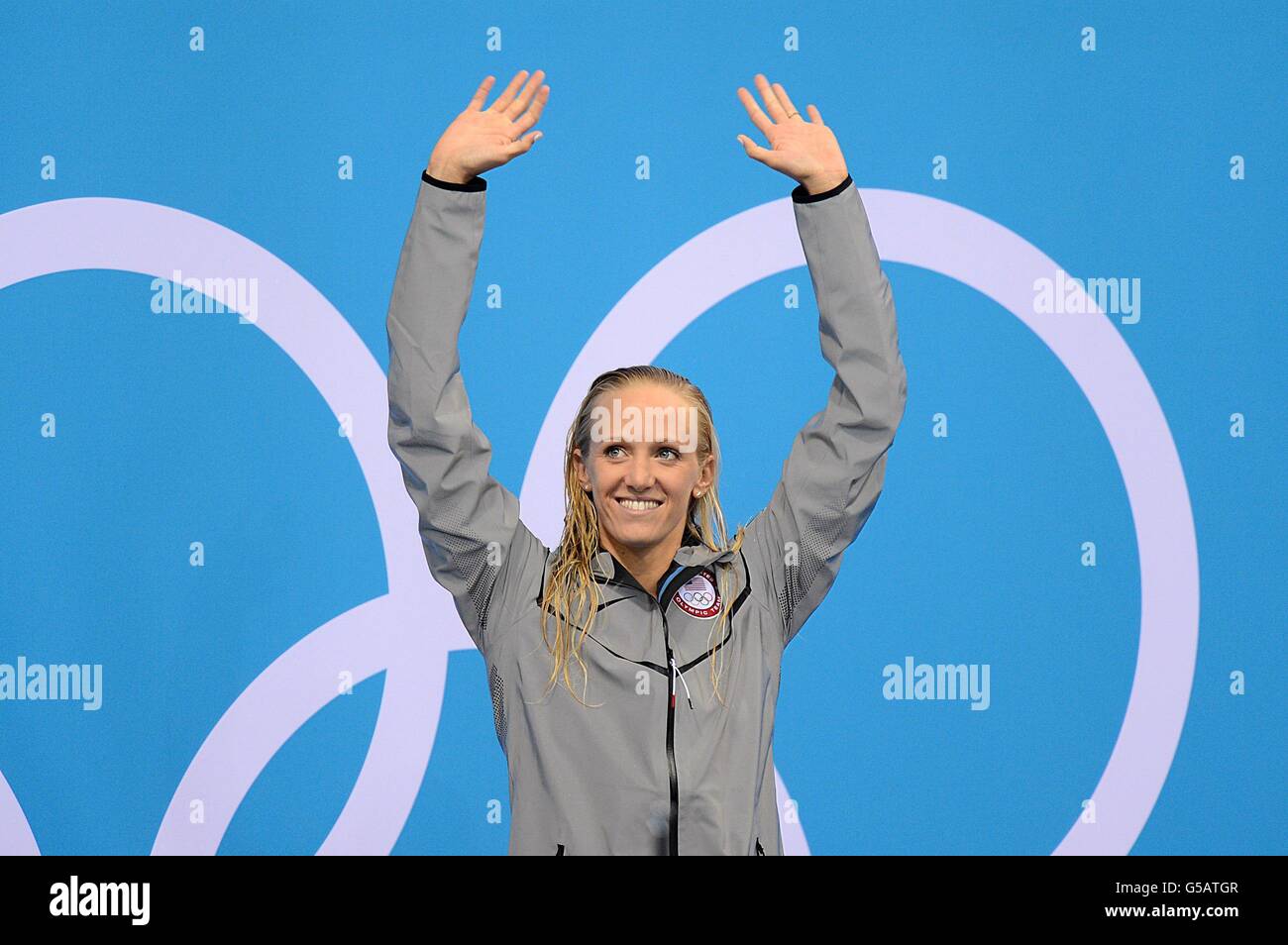 Giochi Olimpici di Londra - 2° giorno. Il Dana Vollmer degli Stati Uniti festeggia sul podio dopo aver vinto la finale di Butterfly da 100 m delle donne Foto Stock