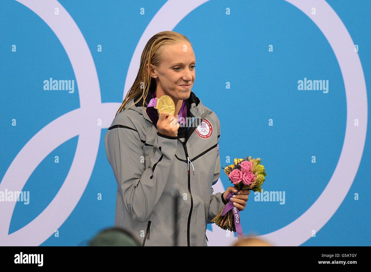 La statunitense Dana Vollmer festeggia sul podio dopo aver vinto l'oro Nella finale delle Farfalle da 100m delle donne Foto Stock