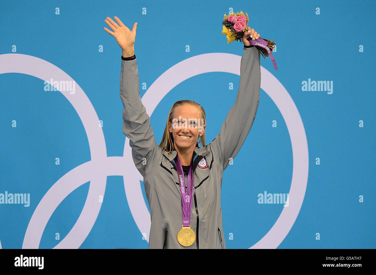 La statunitense Dana Vollmer festeggia sul podio dopo aver vinto l'oro Nella finale delle Farfalle da 100m delle donne Foto Stock