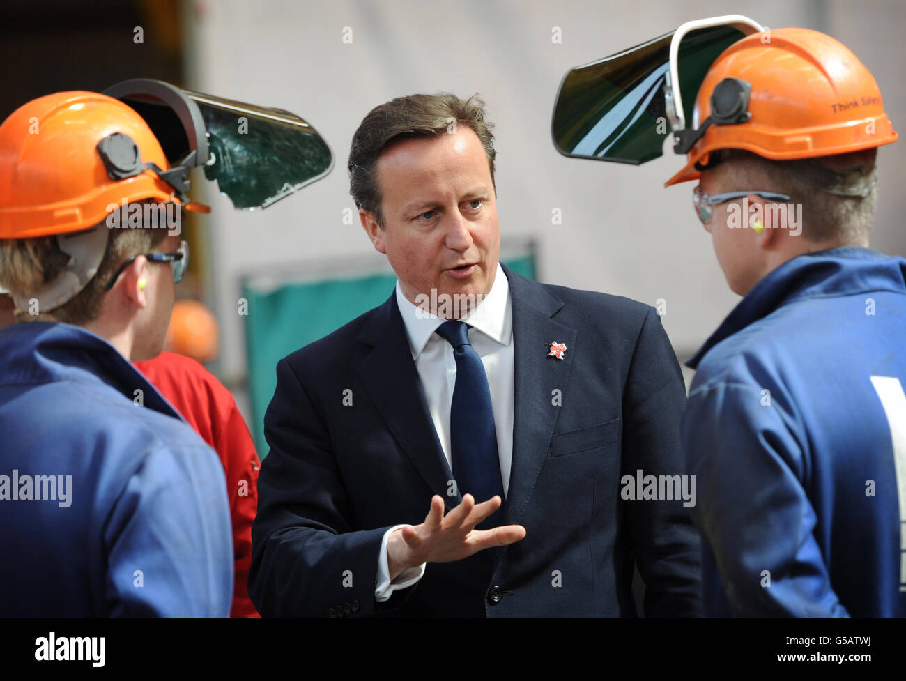 Il primo ministro David Cameron incontra lavoratori a BiFab, una società di costruzioni a Buckhaven, Fife, che produce componenti per piattaforme petrolifere e parchi eolici a energia rinnovabile. Foto Stock