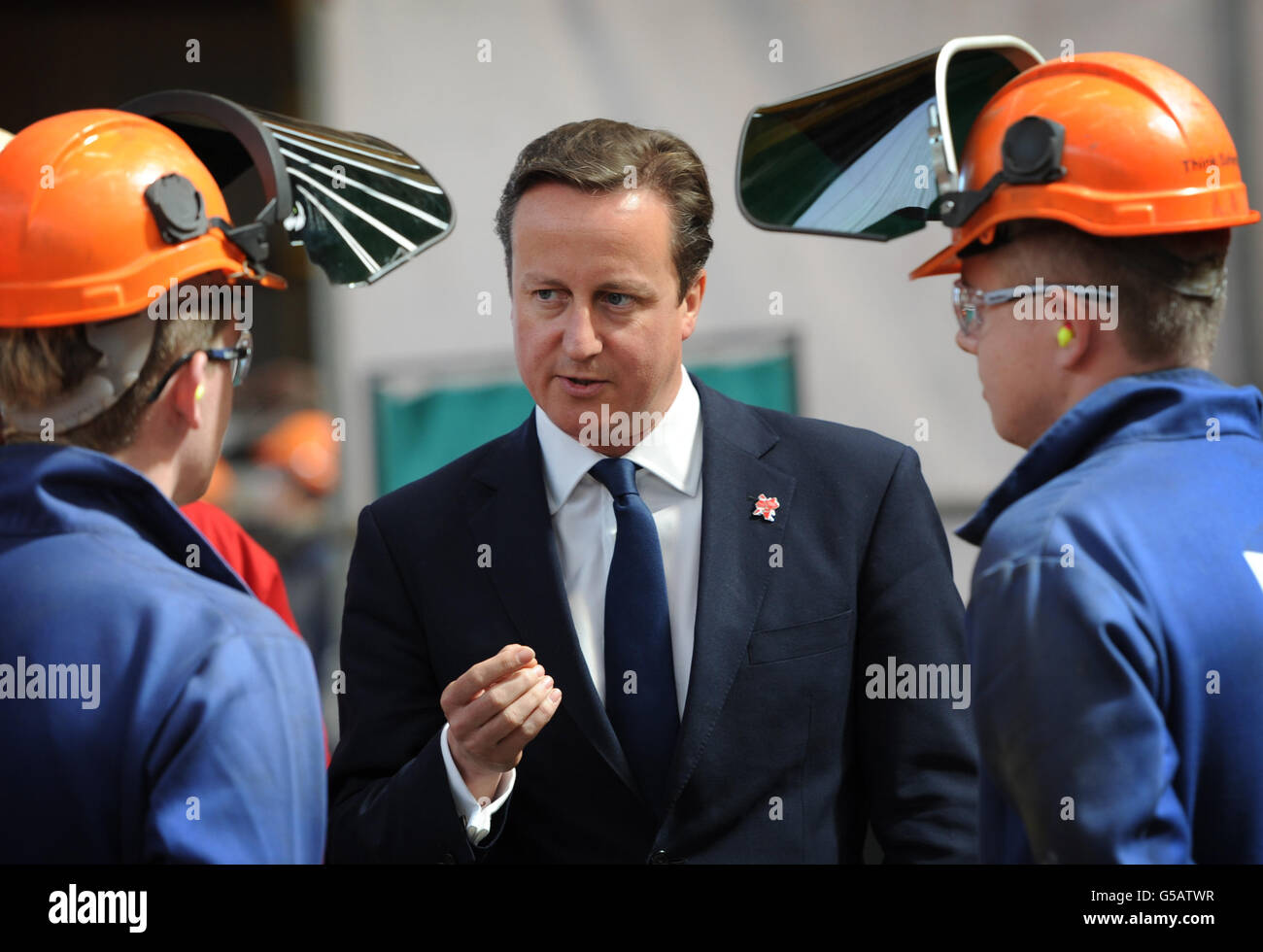 Il primo ministro David Cameron incontra lavoratori a BiFab, una società di costruzioni a Buckhaven, Fife, che produce componenti per piattaforme petrolifere e parchi eolici a energia rinnovabile. Foto Stock