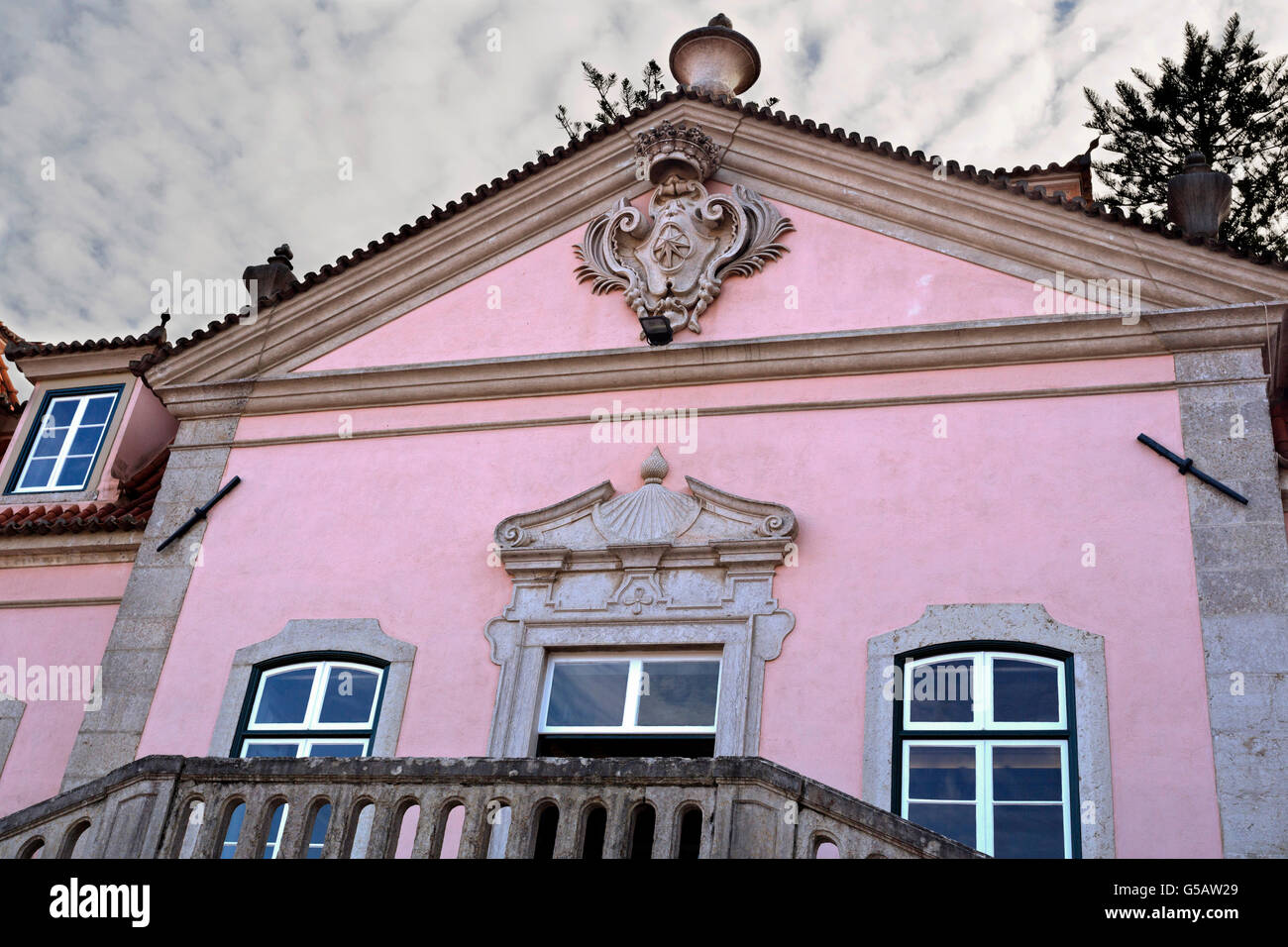 Facciata del barocco e rococò stile maniero del XVIII secolo situato a Oeiras, in Portogallo Foto Stock