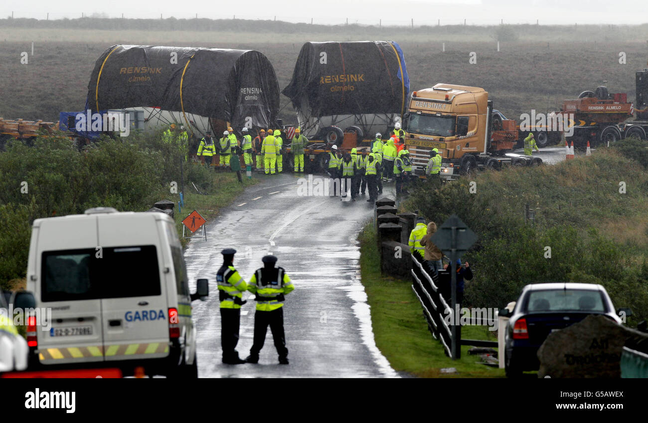 Un autocarro a telaio contenente macchinari per la perforazione di tunnel che questa mattina si è bloccato sulla strada per la raffineria Shell Bellanaboy gas a Co Mayo. Foto Stock