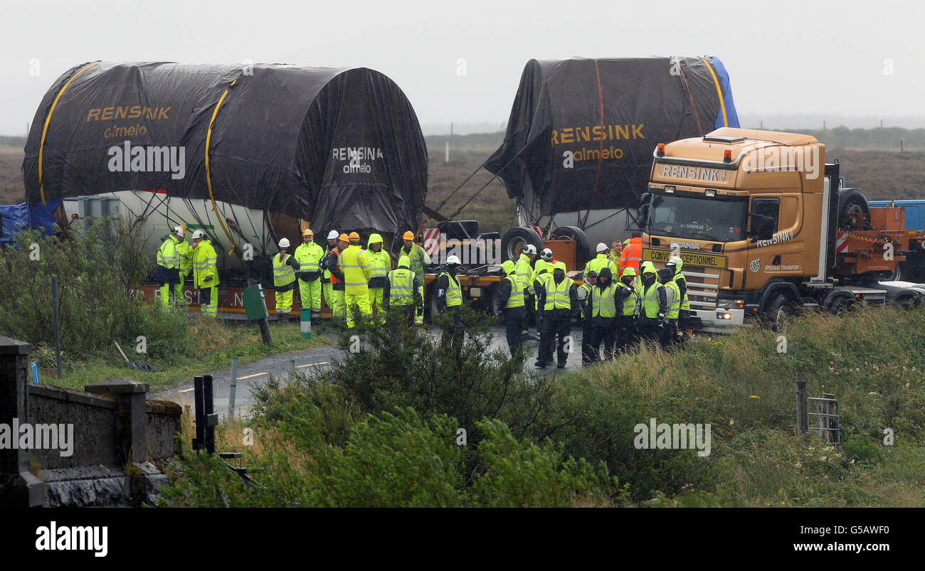 Un autocarro a telaio contenente macchinari per la perforazione di tunnel che questa mattina si è bloccato sulla strada per la raffineria Shell Bellanaboy gas a Co Mayo. Foto Stock
