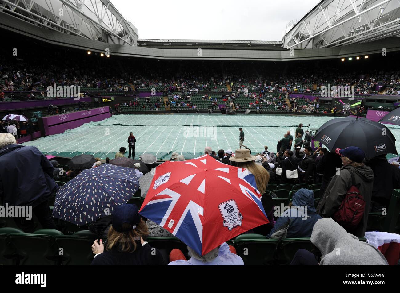 Il tetto si chiude sul campo Centro dopo che la pioggia si ferma al campo da tennis Olimpico di Wimbledon. Foto Stock
