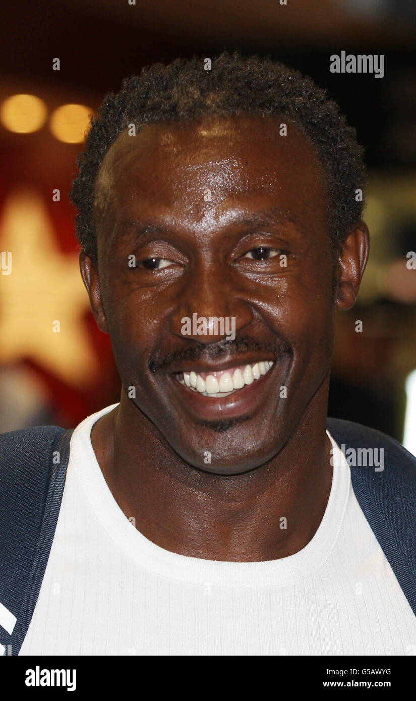 L'allenatore di atletica della Gran Bretagna Linford Christie arriva al City Airport di Londra con altri membri del Team GB, durante la quarta giornata delle Olimpiadi di Londra del 2012. Foto Stock