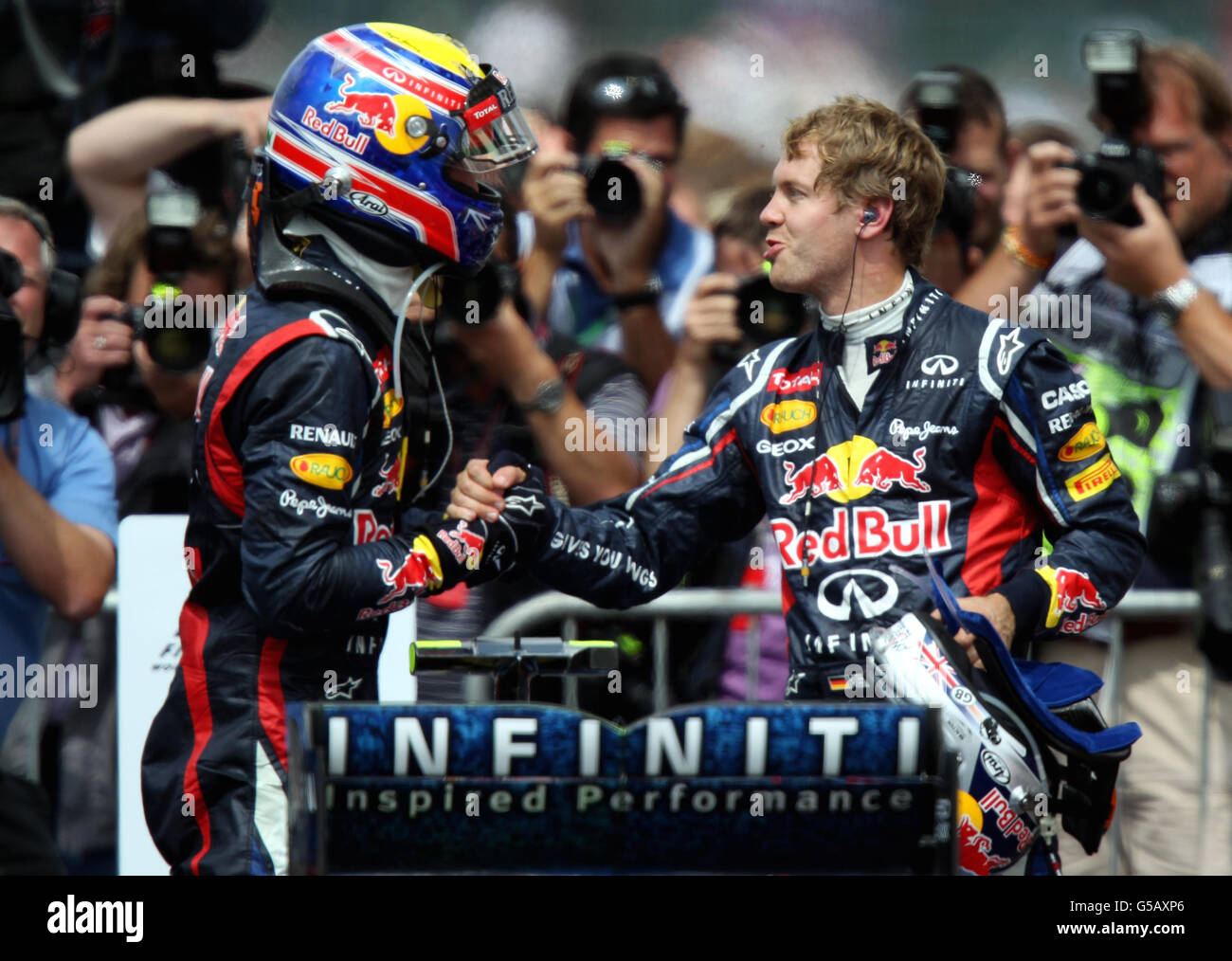 Mark Webber della Red Bull Racing (a sinistra) si congratula con il compagno di squadra Sebastian Vettel dopo aver vinto il Gran Premio di Gran Bretagna al circuito di Silverstone, a Silverstone. Foto Stock