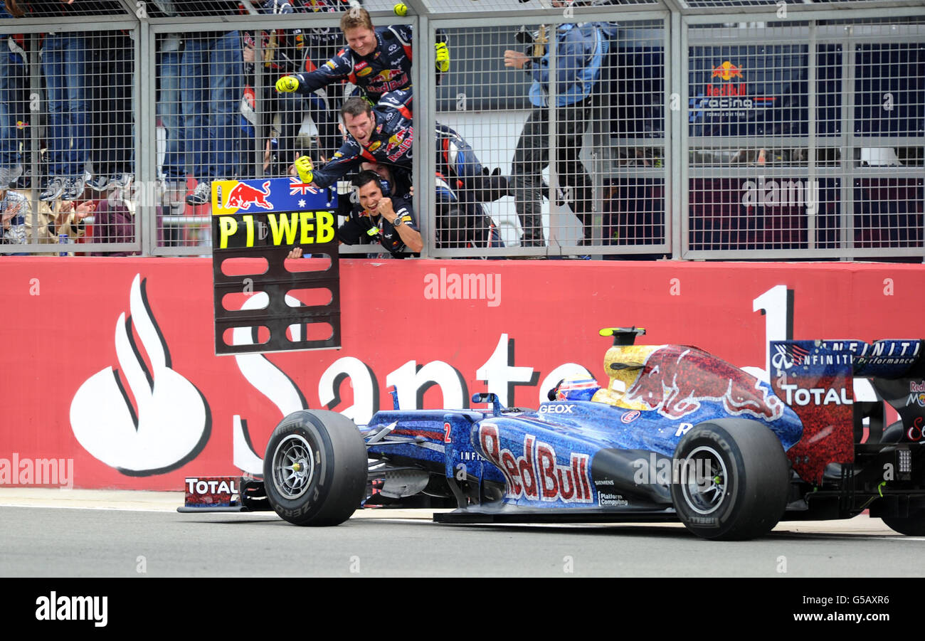 I meccanici della Red Bull Racing festeggiano come pilota Mark Webber vince il Gran Premio di Gran Bretagna al circuito di Silverstone, a Silverstone. Foto Stock