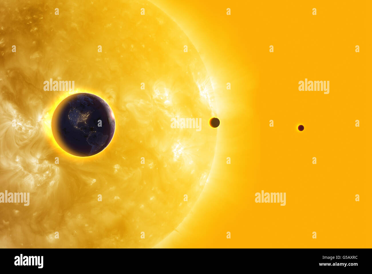 Terra, Venere, Mercurio in orbita intorno al Sole. I suns diametro è circa 109 volte quella della Terra Foto Stock