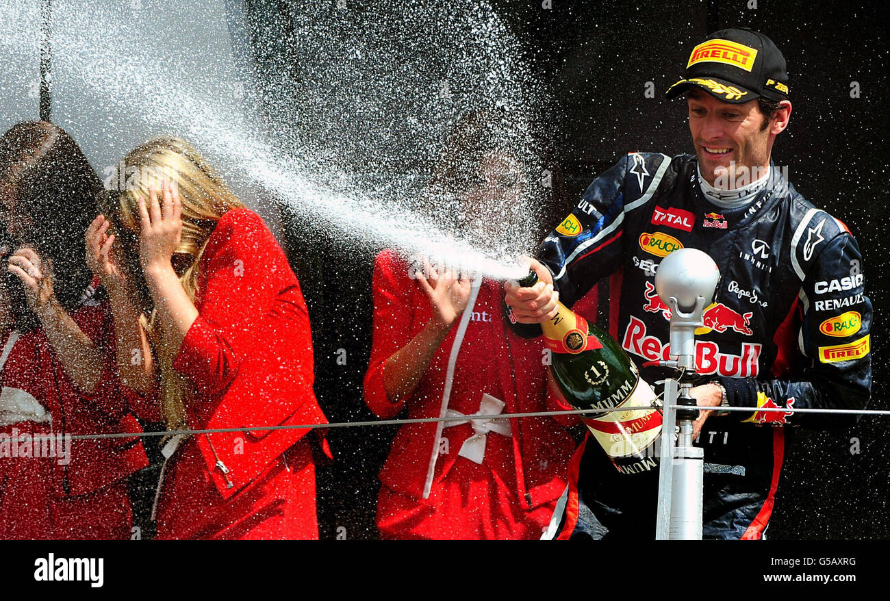 Motor Racing - Campionato del mondo di Formula uno 2012 - Gran Premio di Gran Bretagna - gara - Silverstone. Mark Webber, Red Bull Racing, spruzza champagne dopo aver vinto il Gran Premio di Gran Bretagna al circuito di Silverstone, Silverstone. Foto Stock