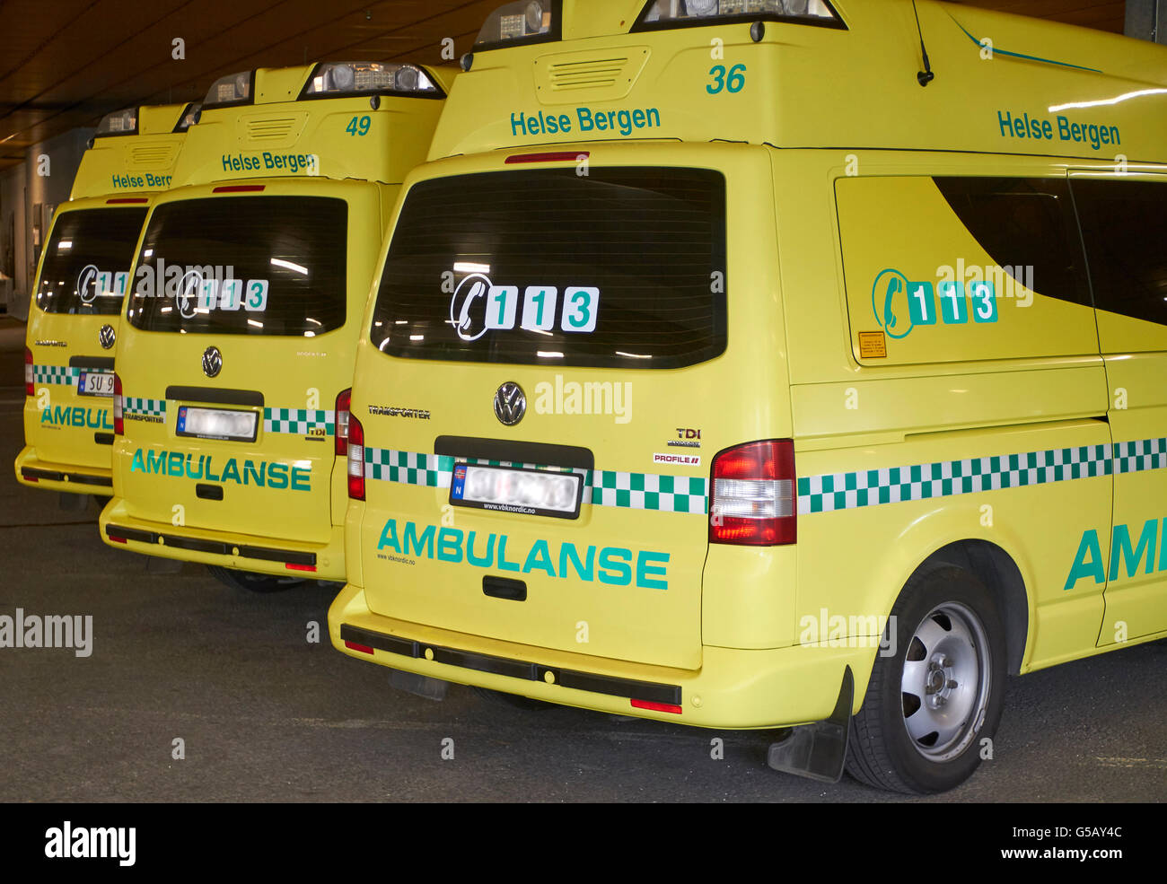 Le ambulanze parcheggiate all ospedale Foto Stock