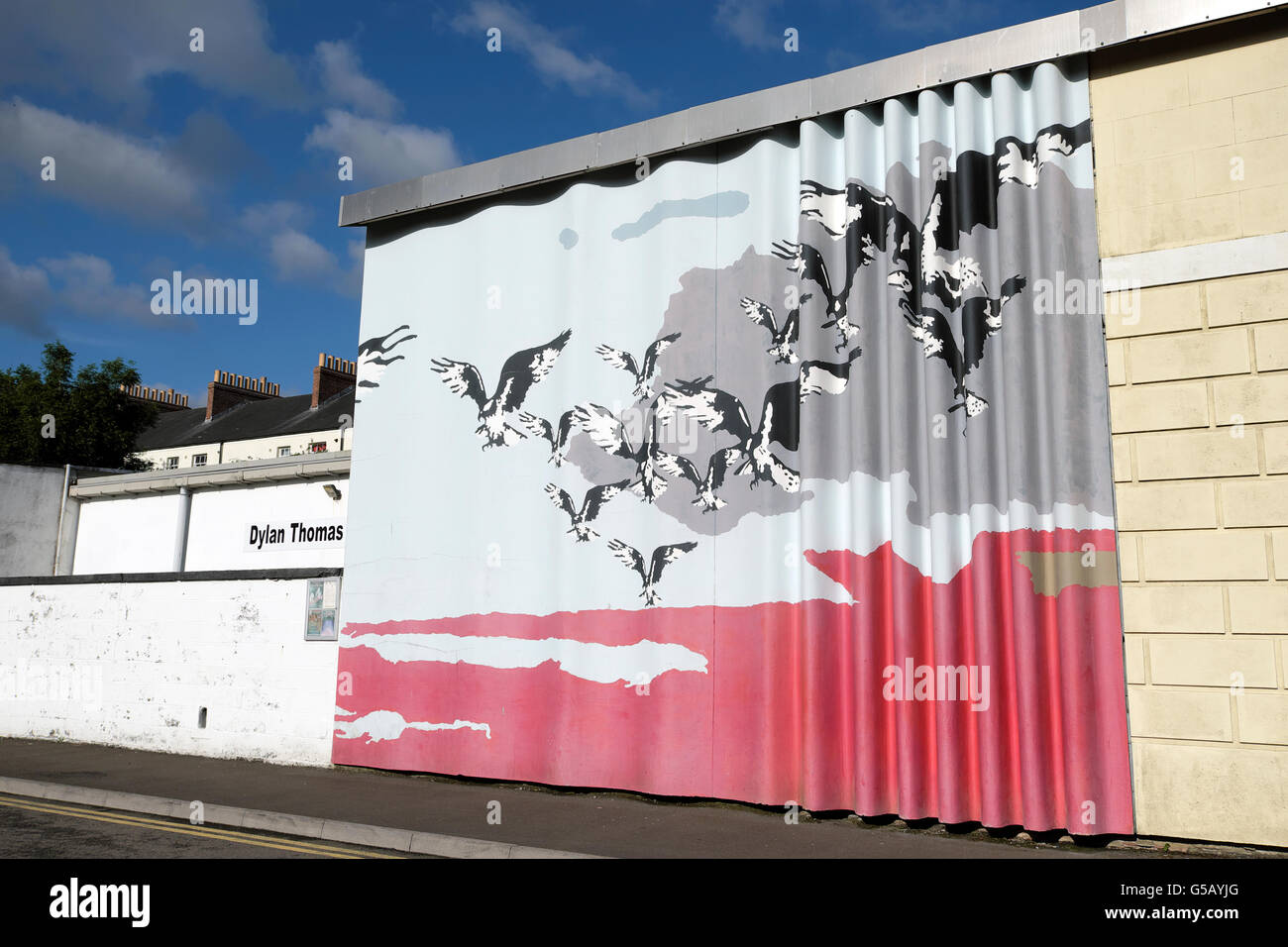 Murale con i gabbiani di Swansea street vicino al porto South Wales UK KATHY DEWITT Foto Stock