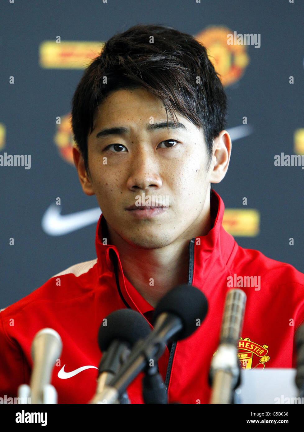 Calcio - Barclays Premier League - Manchester United Press Conference - Old Trafford. Il Manchester United firma il nuovo Shinji Kagawa durante una conferenza stampa a Old Trafford, Manchester. Foto Stock