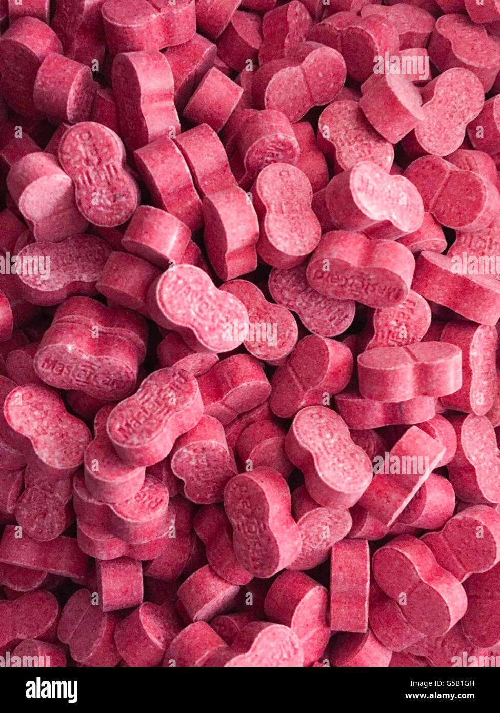 Appena premuto di pillole di ecstasy chiamato "Mastercard" di pillole di ecstasy contenente tra 200-210mg di MDMA (3,4-metilendiossi-N-methylamphetamine). Introdotto per la prima volta nel mese di ottobre 2015. Pillole di lo stesso aspetto sono stati collegati per la tragica morte di 17 anno vecchia ragazza Faye Allen a "non lasciare che papà sanno (DLDK)' evento al magazzino di Victoria a Trafford, Greater Manchester il 1 maggio 2016. Notizie indicano che fu l'adolescente del primo tempo prendendo MDMA e avevano consumato una compressa, ben oltre il doppio della dose necessaria. Foto Stock