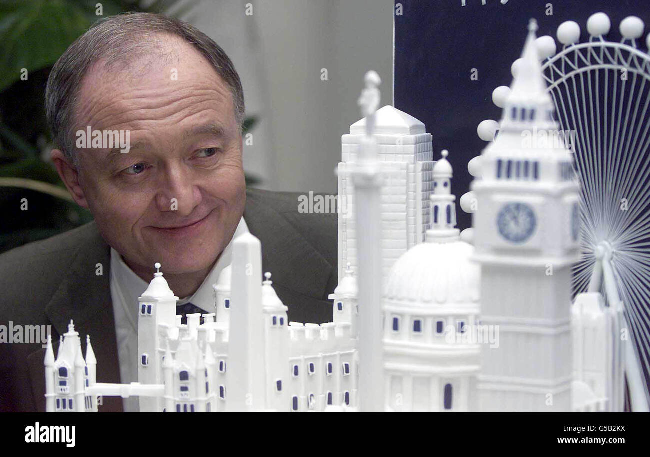 Il sindaco di Londra, Ken Livingstone con una torta di compleanno per il British Airways London Eye, per celebrare il primo compleanno di questa enorme attrazione turistica. La gigantesca ruota panoramica è stata aperta un anno fa ed è diventata una delle mete preferite dai visitatori della capitale. *...il volante ha girato circa 9,855 volte e ha richiesto 3,5 milioni di clienti paganti per una corsa. PA Photo: Jeremy Selwyn/Evening Standard Rota Foto Stock