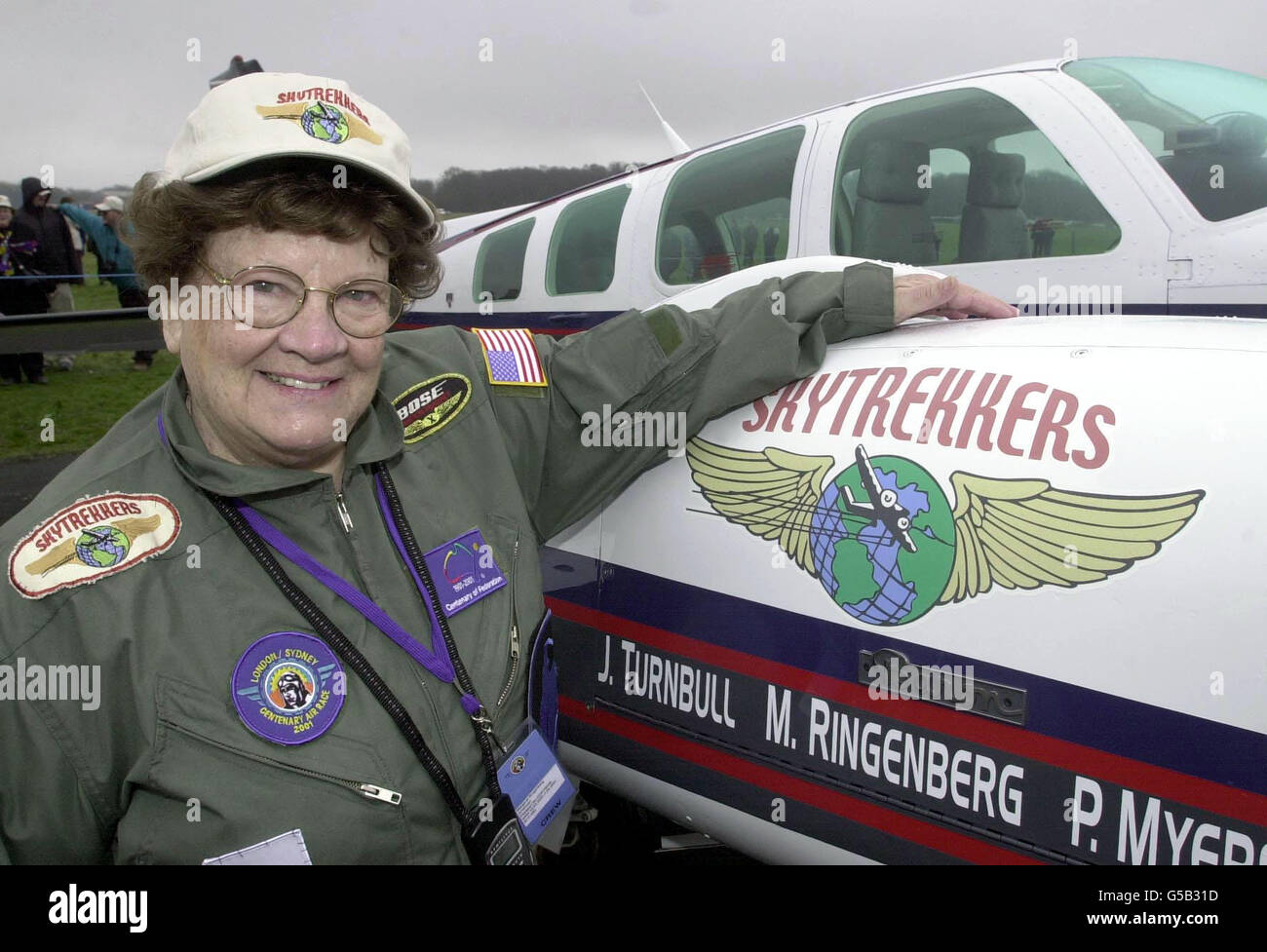 Margaret Ringenberg, 79 anni, dall'Indiana, si prepara per il decollo per la London to Sydney Air Race. L'ex pilota di prova della seconda guerra mondiale prenderà parte con altri due volantini americani per la gara di 30 giorni. * la gara ricreerà le avventure dei giorni passati, in quanto 50 squadre gareggeranno in 17 paesi e 28 fermate nel viaggio di 12,381 miglia nautiche. La gara è iniziata questa mattina presso l'Aerodromo di Biggin Hill e terminerà a Sydney intorno al 7 aprile 2001. Foto Stock