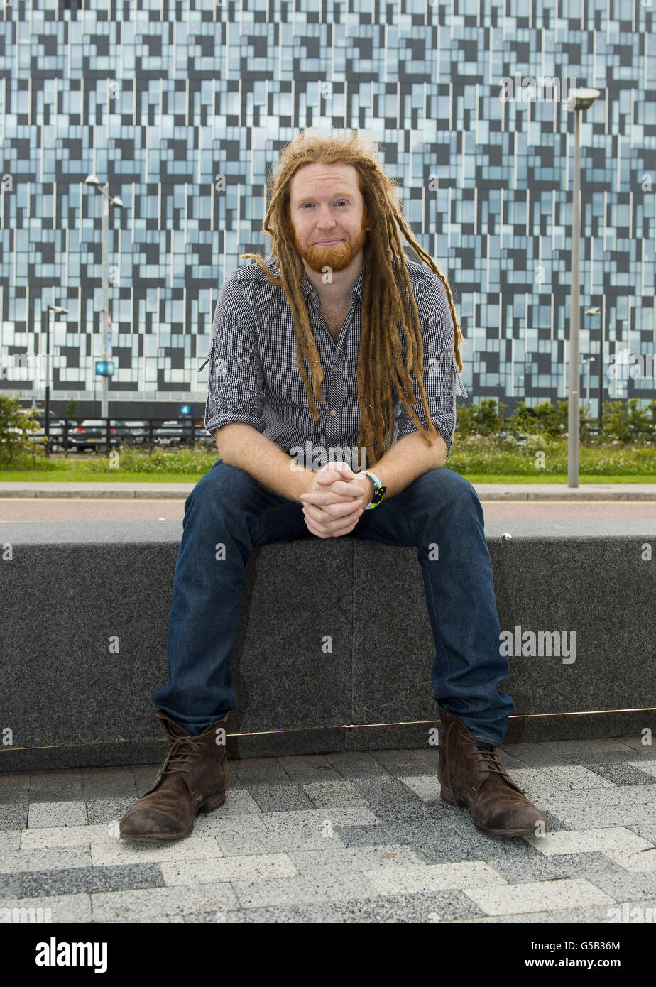 Newton Faulkner prima di esibirsi in un concerto esclusivo per i vincitori del concorso in una delle funivie aeree degli Emirati Olimpici, che attraversano il Tamigi nella parte orientale di Londra. PREMERE ASSOCIAZIONE foto. Data immagine: Martedì 17 luglio 2012. Il credito fotografico dovrebbe essere: PA/PA Wire Foto Stock