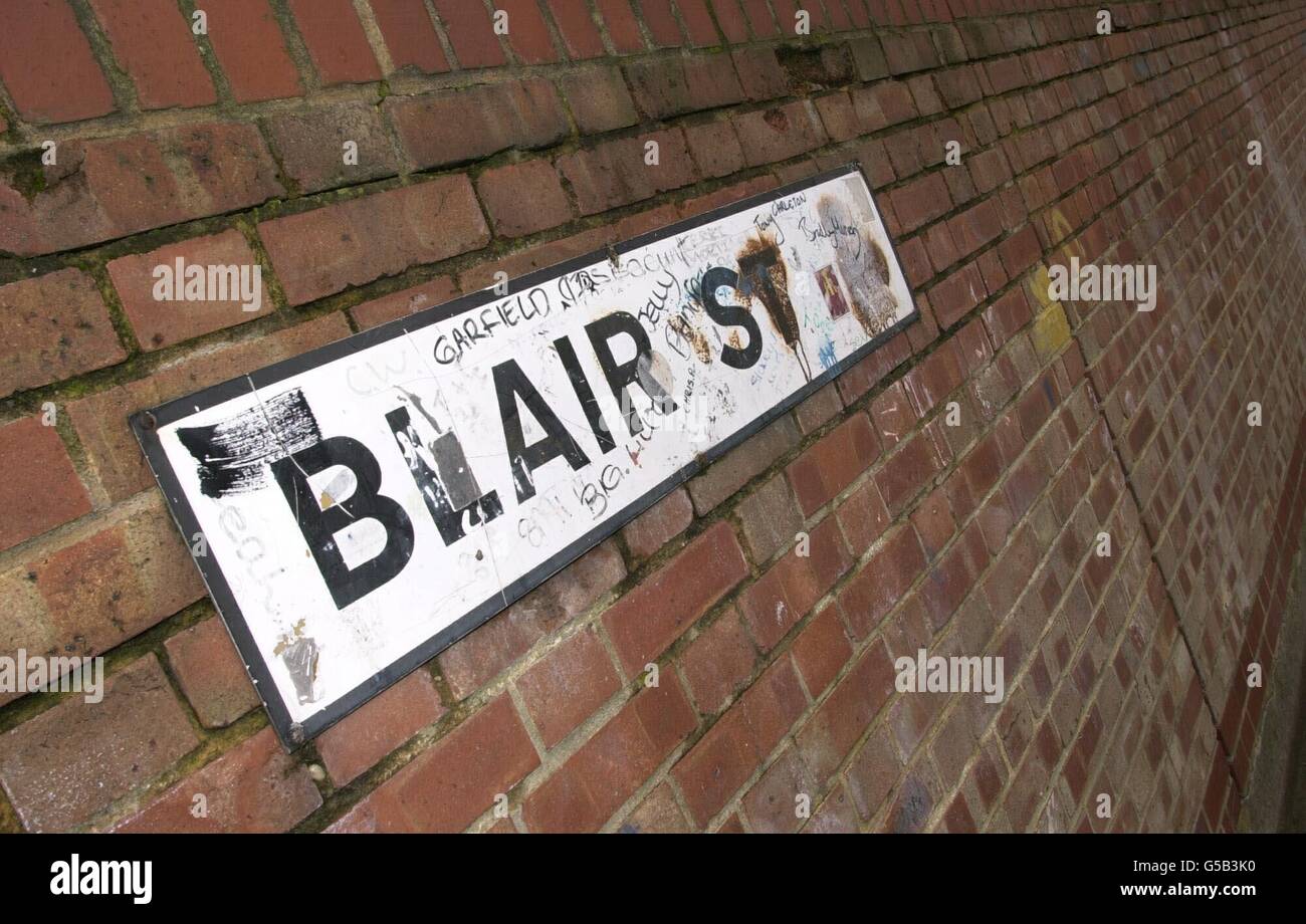 Blair Street, Tower Hamlets, nella zona est di Londra. I segnali sono che il 2001 maggio sarà sicuramente il mese in cui il Regno Unito andrà ai sondaggi per le elezioni generali. Foto Stock