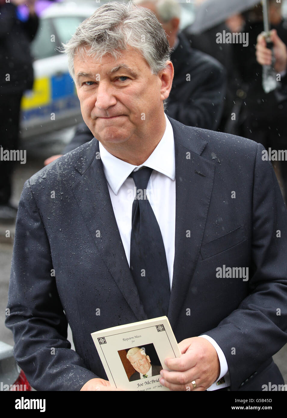 Peter Lawwell, capo esecutivo celtico, partecipa ai funerali dell'ex attaccante celtico Joe McBride alla chiesa di St Dominic a Bishopbriggs, vicino a Glasgow. Foto Stock