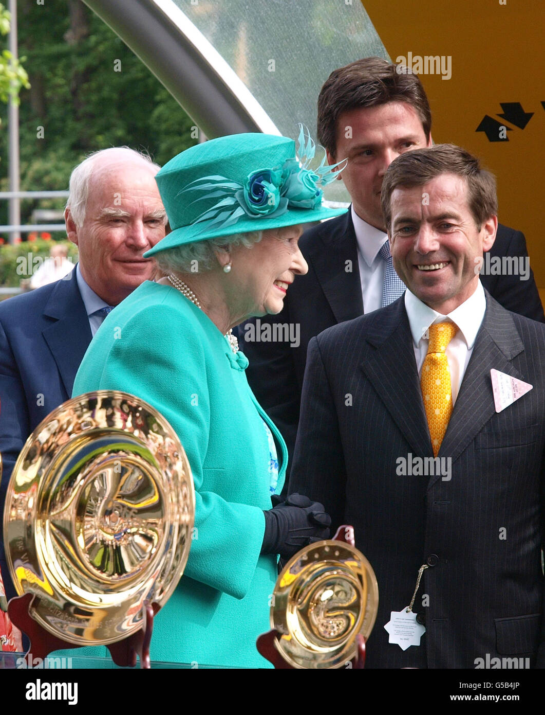 La regina Elisabetta II parla con l'allenatore tedesco P. Schiergen dopo averlo consegnato con il trofeo dopo che Danedream ha vinto le puntate di Re Giorgio VI e Regina Elisabetta il secondo giorno del weekend Betfair all'ippodromo di Ascot, Ascot. Foto Stock