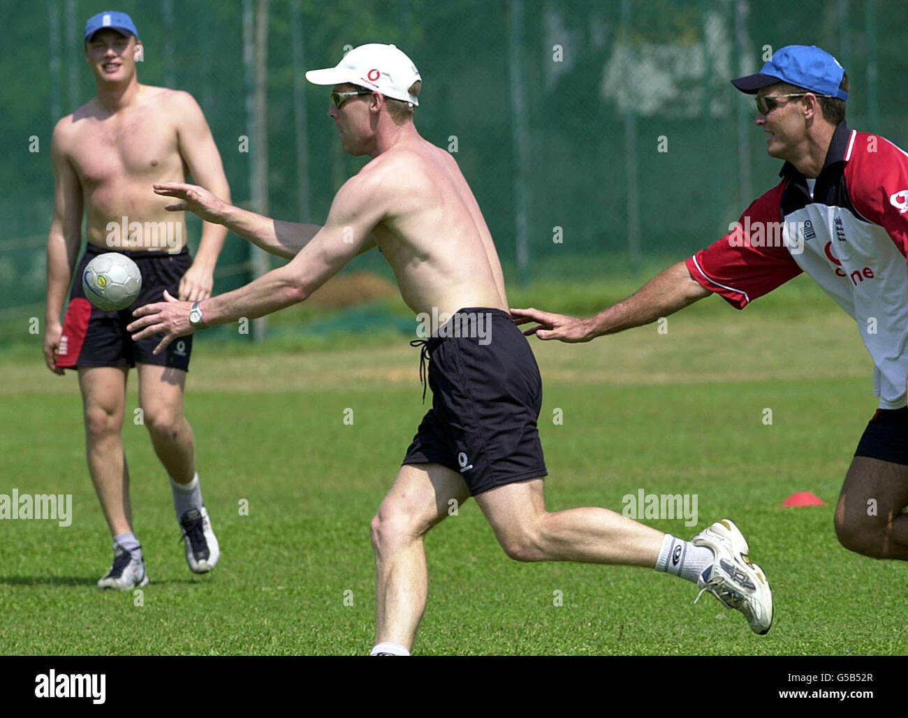 L'inglese Andrew Flintoff (a sinistra) guarda come Nick Knight è inseguito da Graeme Hick (a destra), durante una partita di riscaldamento della palla a mano al campo sportivo di Broomfields a Colombo, Sri Lanka. Foto Stock