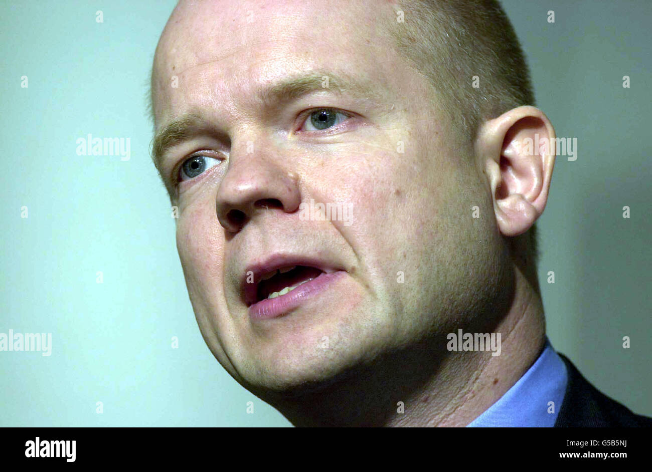 Il leader della Tory William Hague commenta i governi che gestiscono la crisi dell'afta epizootica presso l'ufficio centrale conservatore di Londra. L'onorevole Hague ha invitato il governo a presentare entro i prossimi tre giorni una legislazione che consenta il rinvio delle elezioni del consiglio nelle zone più colpite dall'afta epizootica. L'onorevole Hague ha detto che è ormai innegabile che potrebbero esserci gravi problemi nel portare avanti le elezioni in paesi come Devon e Cumbria alla data prevista del 3 maggio. Vedi PA Story FARM Pigs elezione. PA Foto: Fiona Hanson Foto Stock