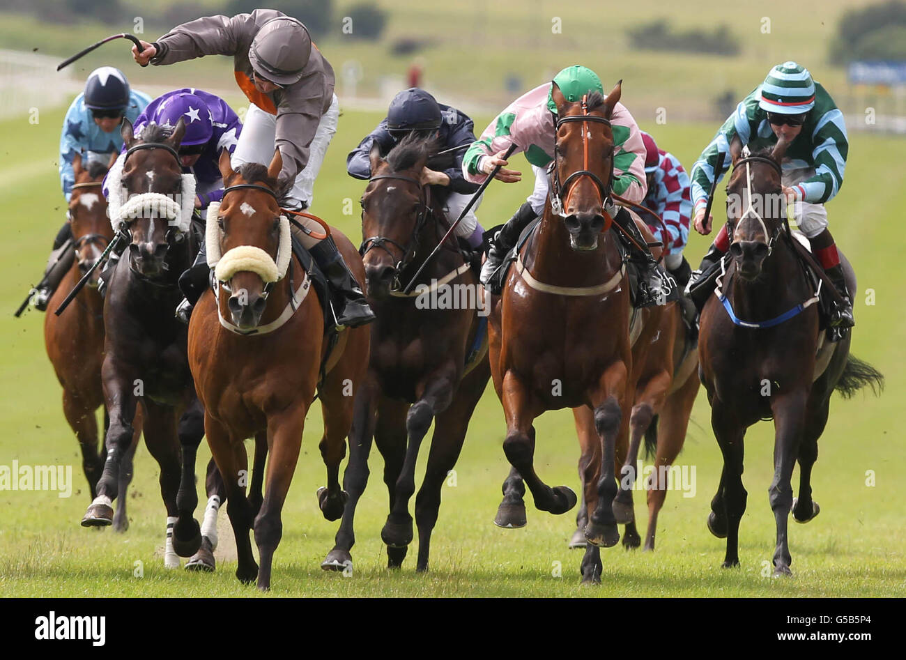 Il Bugbly Belline guidato da Ian Brennan vince il Rockingham handicap Bettor.com durante il Darley Irish Oaks Weekend all'ippodromo di Curragh, Co. Kildare, Irlanda. Foto Stock