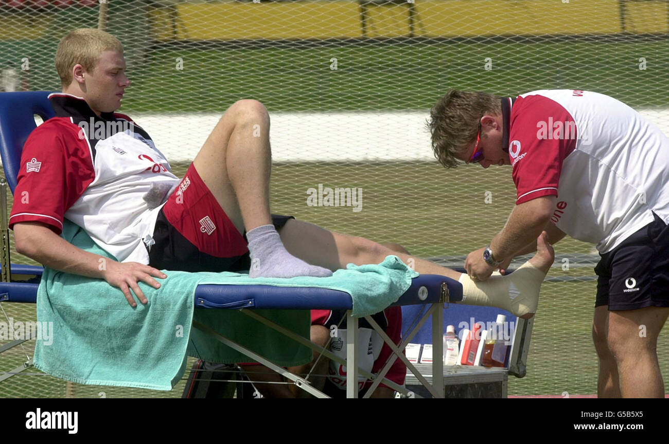 Il cricketer inglese Andrew Flintoff ha il piede sinistro strappato dal fisioterapista Dean Conway prima della pratica netta al Premadasa Stadium, Colombo, Sri Lanka. Foto Stock
