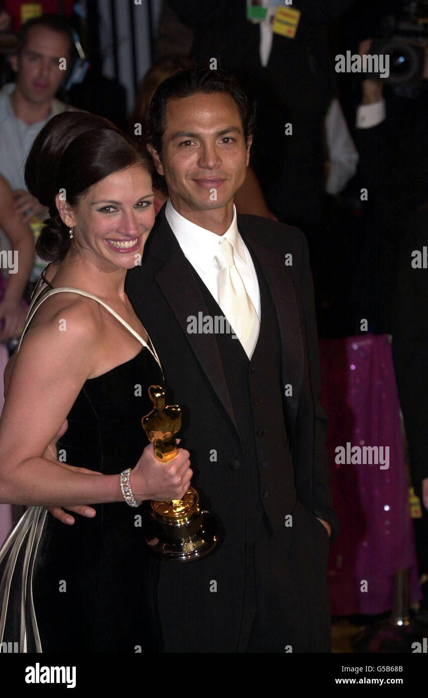 L'attrice Julia Roberts con il fidanzato Benjamin Bratt al Vanity Fair Post Oscars Party, tenuto a Morton's a Los Angeles, USA. Julia indossa un abito in velluto bianco e nero disegnato da Valentino. Foto Stock