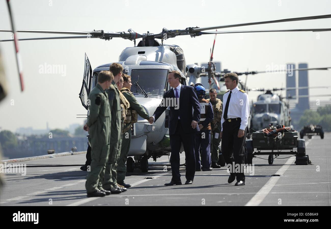 Cameron incontra i membri dell'equipaggio di HMS Ocean Foto Stock