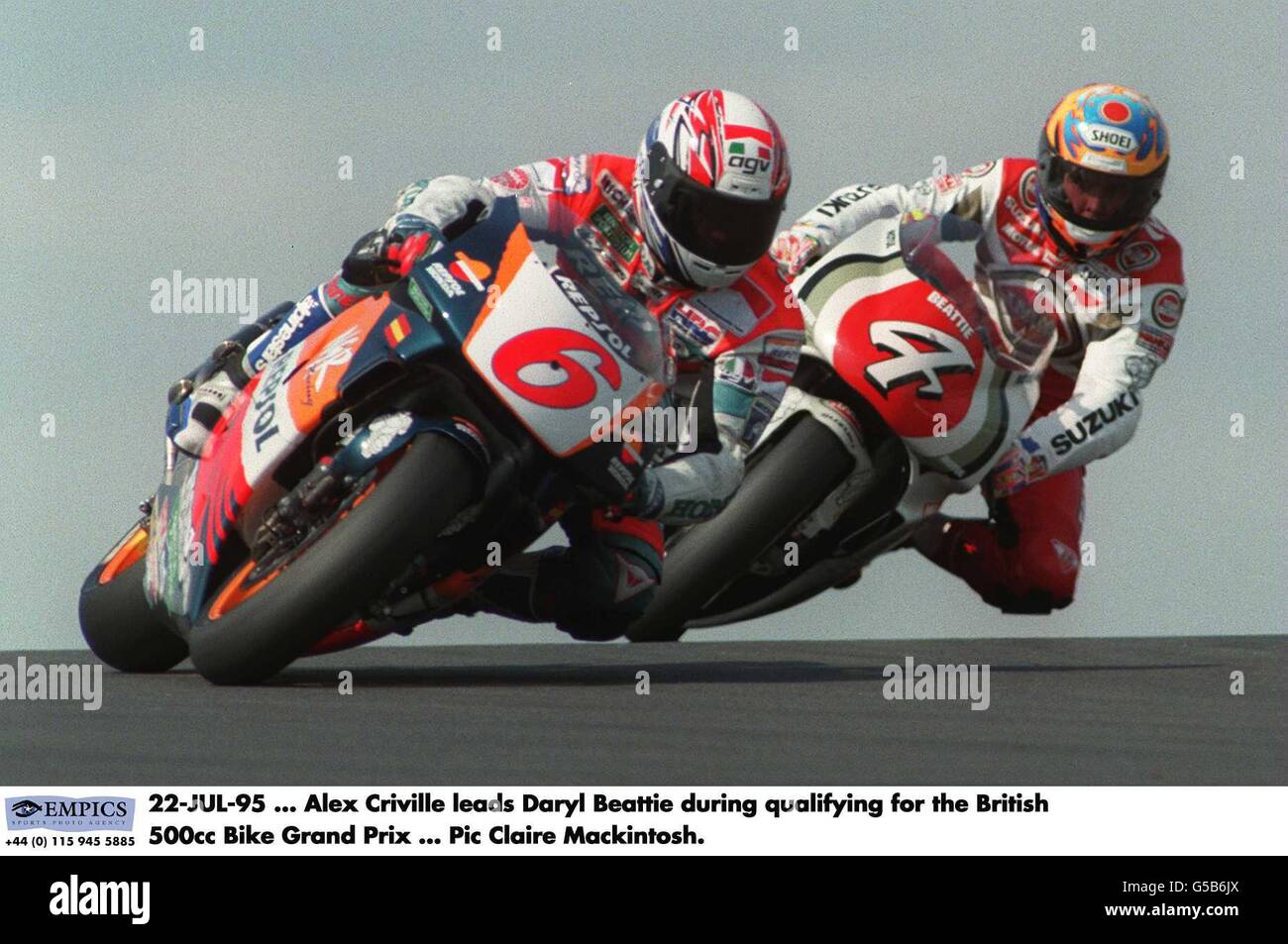 22-JUL-95 ... Alex Criville guida Daryl Beattie durante le qualifiche per il Gran Premio della bici da 500 cc Foto Stock