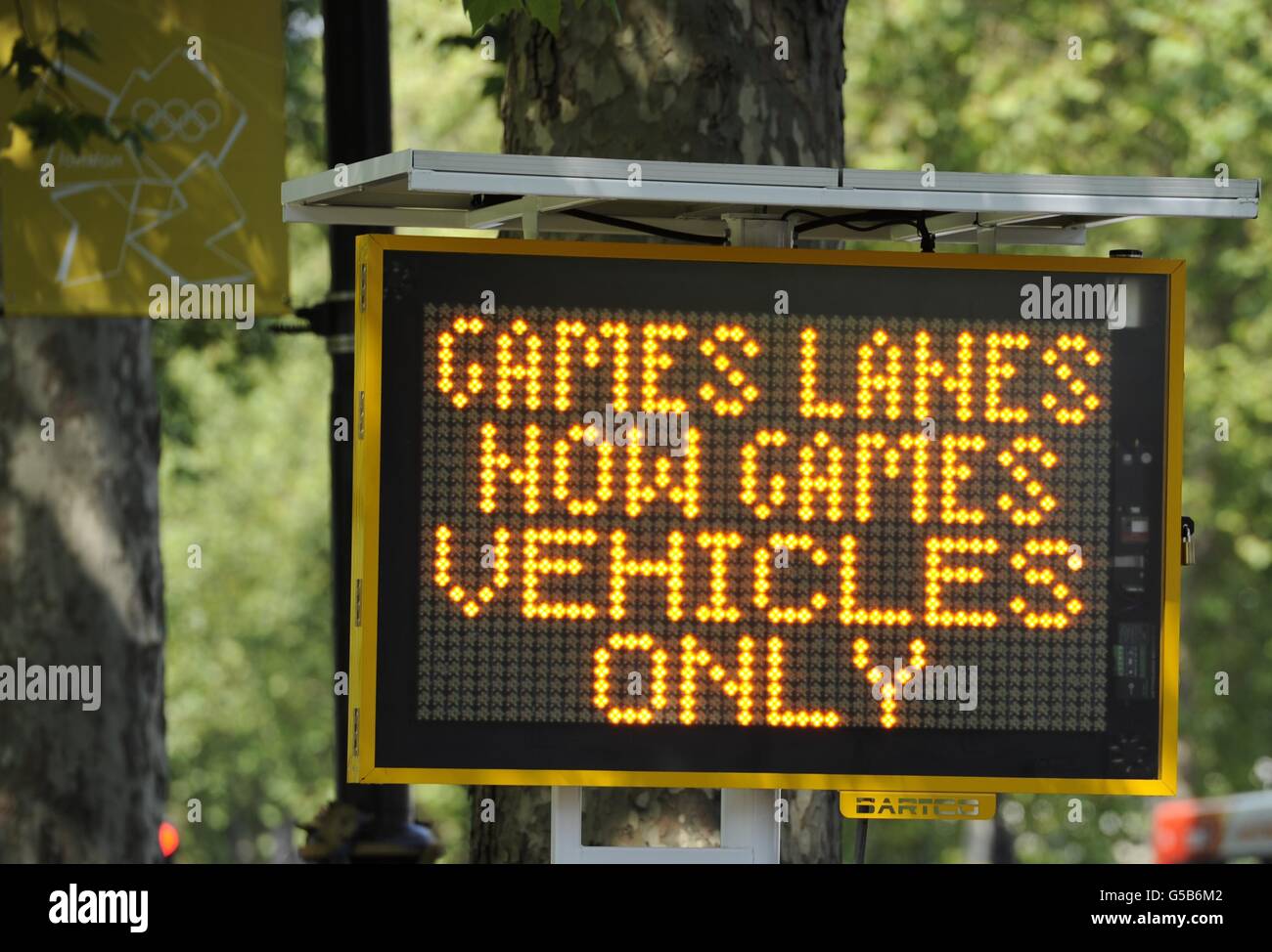 Giochi Olimpici di Londra - attività pre-Giochi - Mercoledì. Un cartello Olympic Games Lane lungo l'Embankment, Londra. Foto Stock