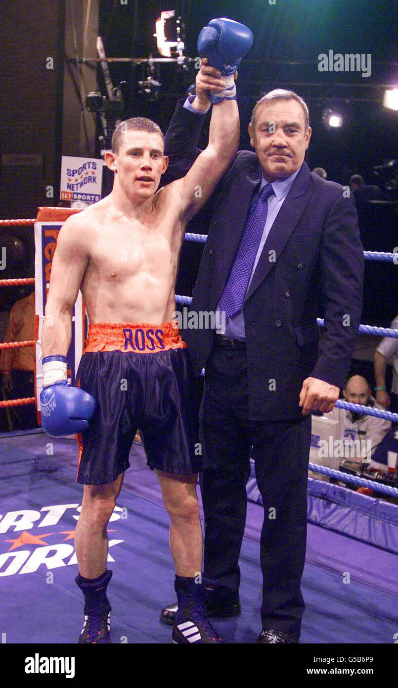 Ross Minter (L) si fa omaggio al padre, ex campione mondiale di pesi medi Alan Minter, dopo aver battuto i punti Brian Coleman in una gara di pesi di benvenuto al Wembley Conference Center, a Londra. Foto Stock