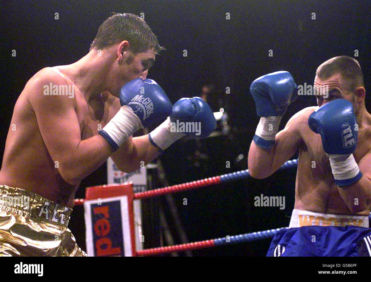 Alex Arthur di Edimburgo (a sinistra) combatte Woody Greenaway dal Galles. Alex Arthur ha vinto nel terzo round un TKO nella lotta Super-Featherweight al Wembley Conference Center di Londra. Foto Stock