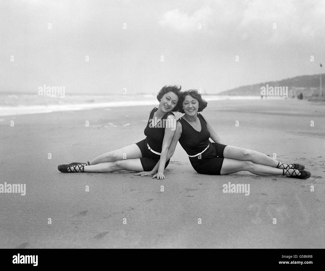 Le sorelle Dolly, gemelli Roszika (Rosie) e Janszieka (Jenny) Deutsch posano sulle sabbie di Deauville in Francia. Foto Stock