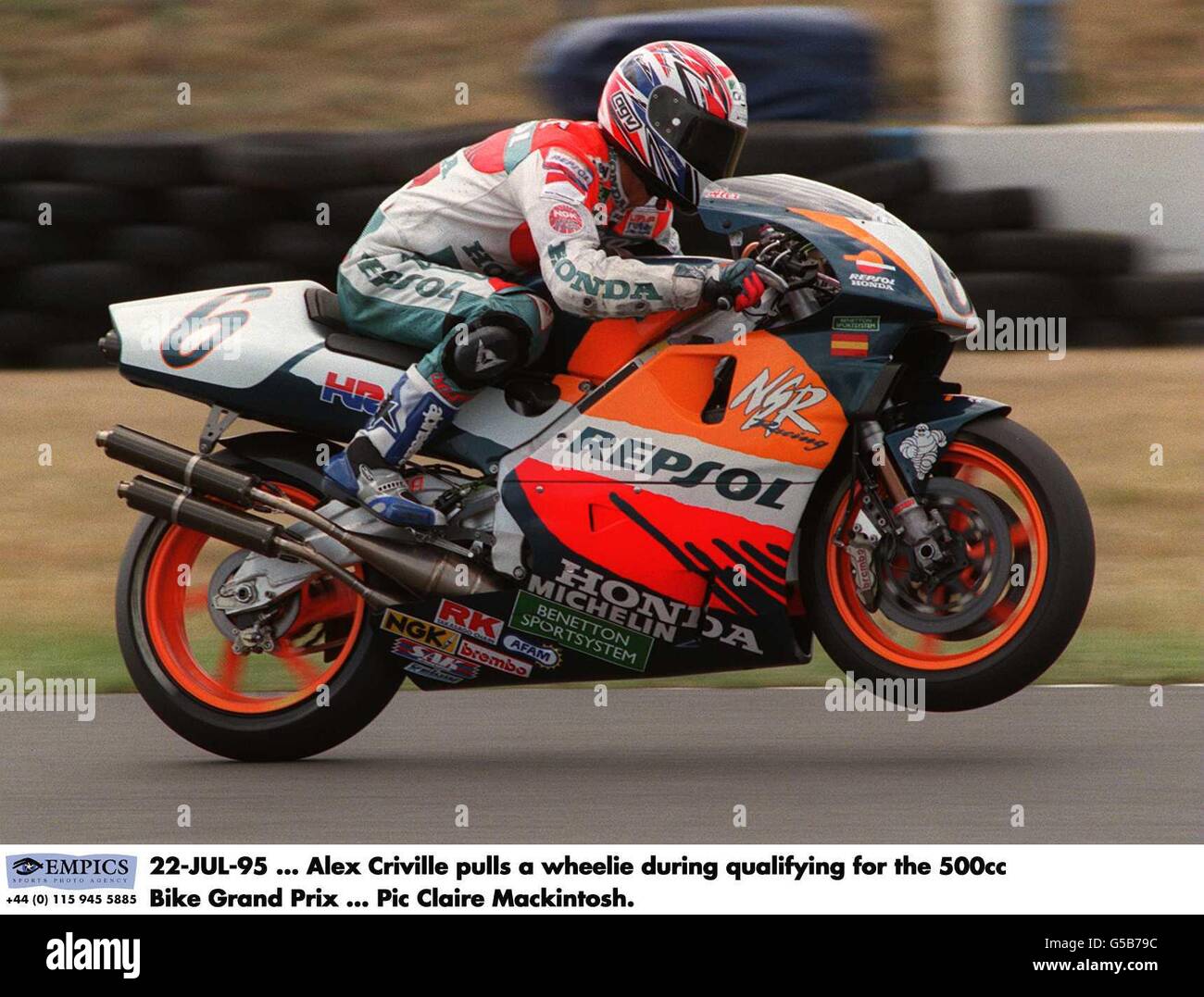 22-LUG-95. Alex Criville tira una ruota durante le qualifiche per il Gran Premio della bicicletta da 500 cc Foto Stock