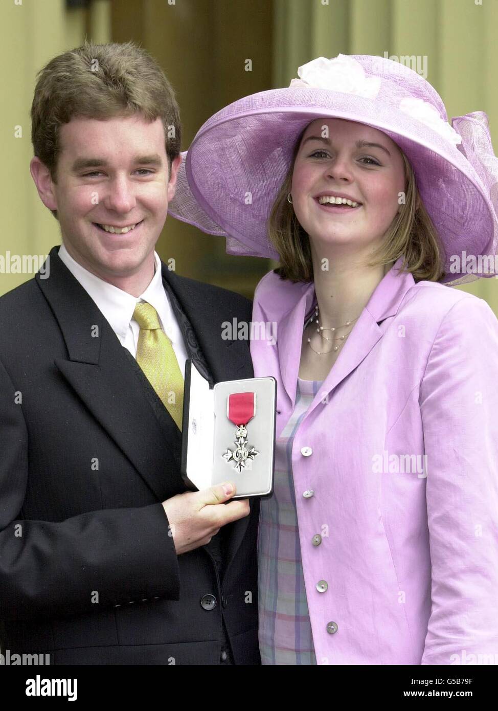 Richard Faulds, medaglia d'oro alle Olimpiadi di Sydney, con la sua fidanzata Polly Rayner, dopo aver ricevuto un MBE dalla Regina Elisabetta II della Gran Bretagna a Buckingham Palace a Londra. Foto Stock