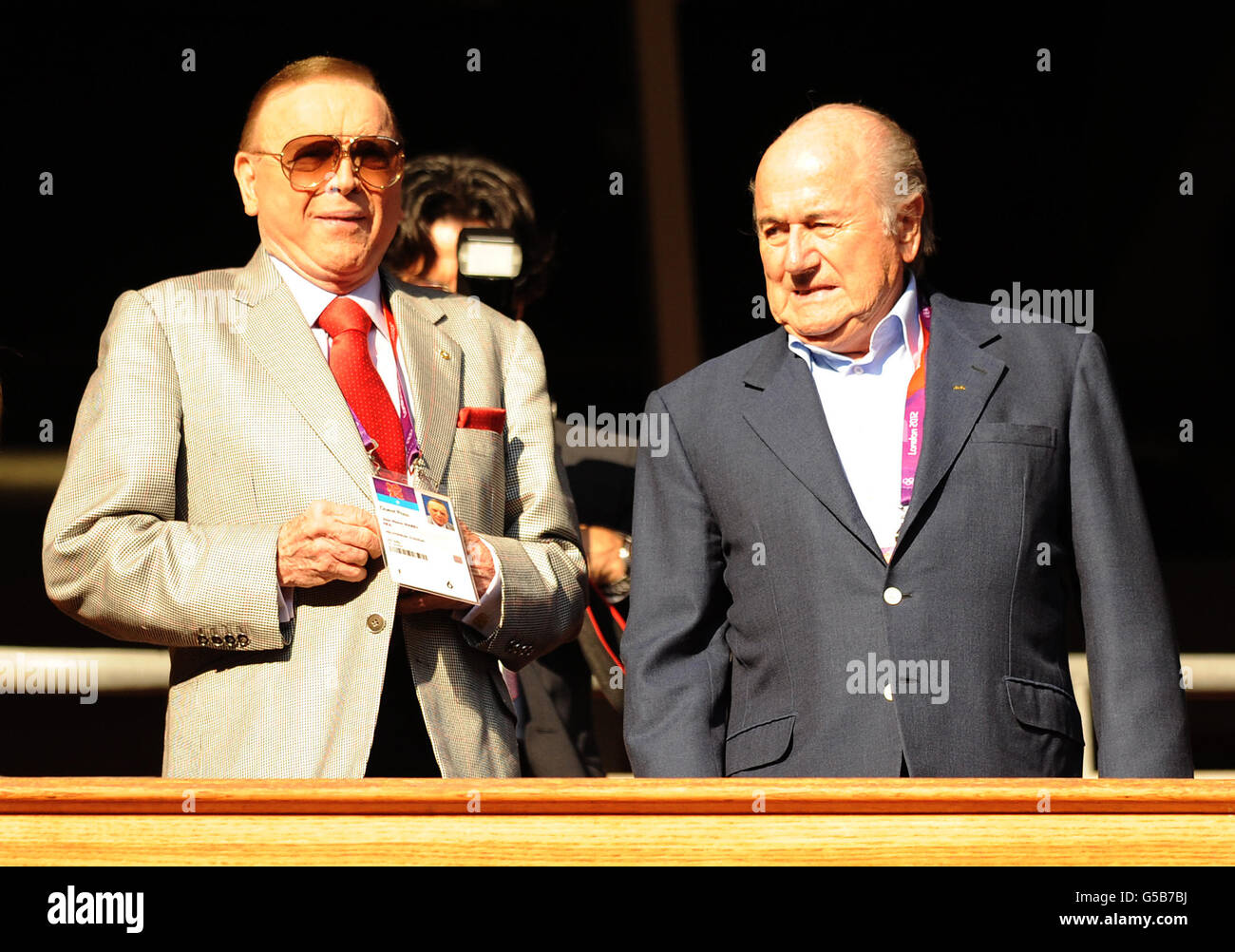 Il presidente della FIFA Sepp Blatter guarda dagli stand durante la partita Camerun/Brasile, Womens Football, First Round, Group e al Millennium Stadium di Cardiff. Foto Stock