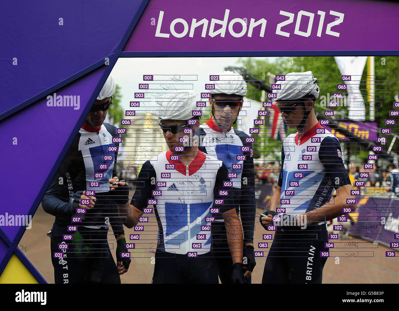 Great Britain's (da sinistra a destra) David Millar, Mark Cavendish, Bradley Wiggins e Chris Froome firmano prima della gara Men's Road sul Mall, Londra. Foto Stock